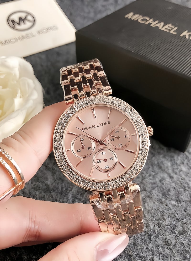 ساعة مايكل كورس MK النسائية، إطار مرصع بالكريستال بلون الذهب الوردي، ومينا فريد بثلاثة ثقوب.